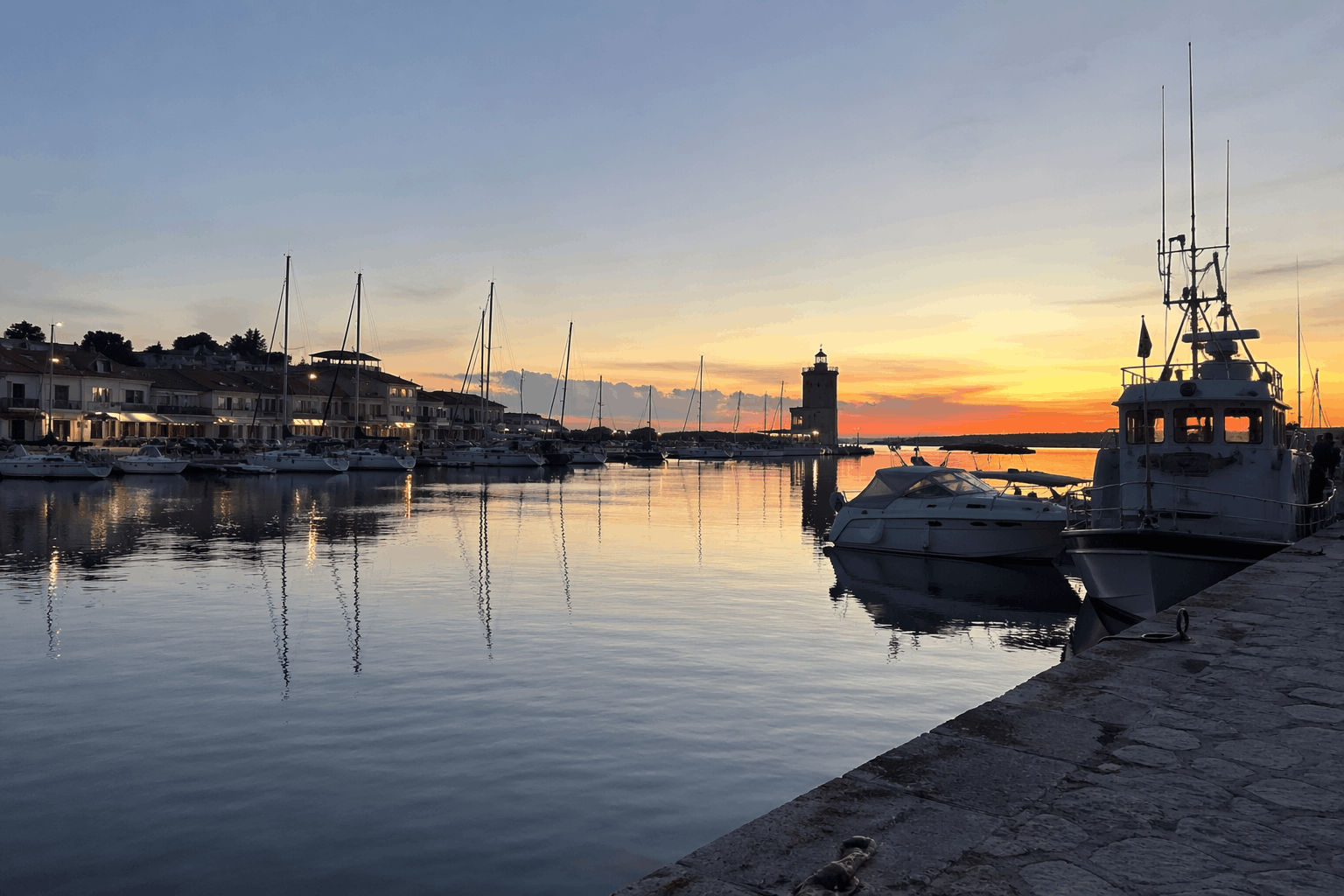Yacht amarré au port